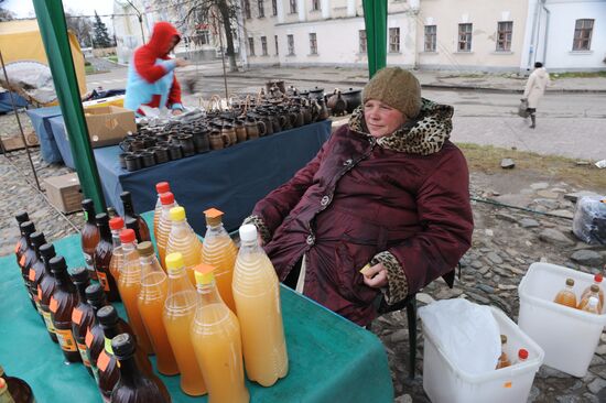 Street vending in Suzdal central square