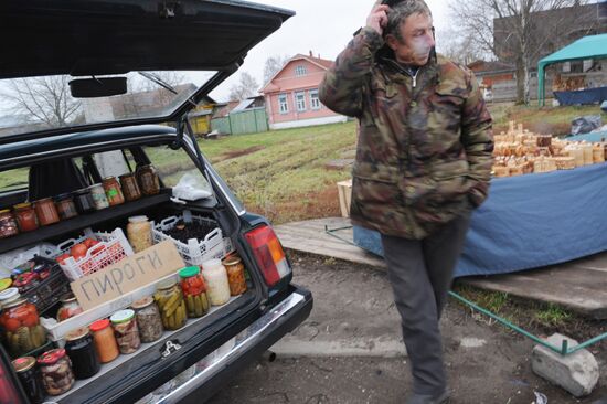 Street vending in Suzdal central square