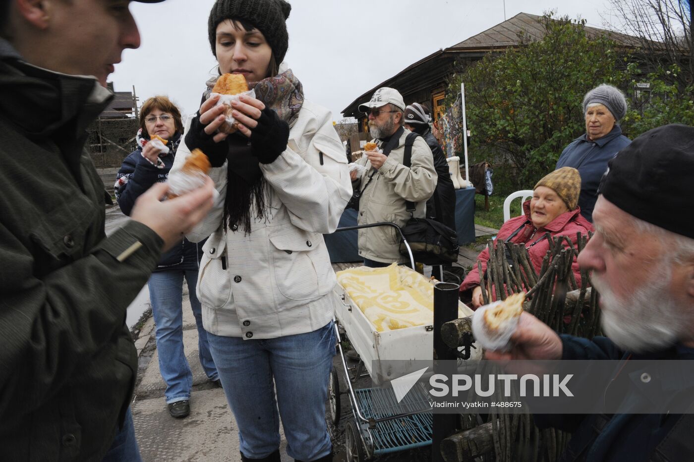 Selling patties in Suzdal