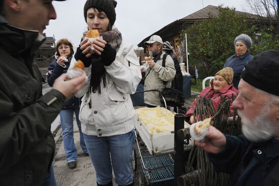 Selling patties in Suzdal