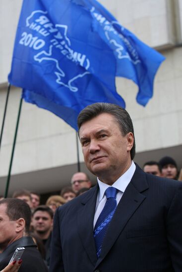 Yanukovich officially registered as presidential candidate
