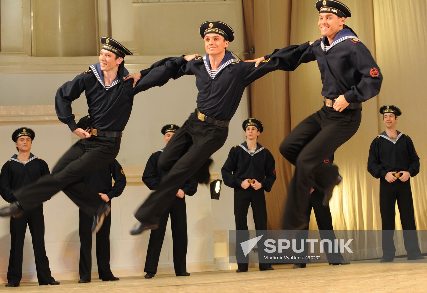 Yablochko dance. Igor Moiseyev Folk Dance Company