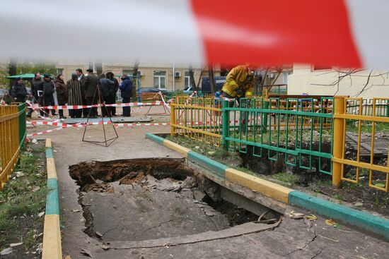 Sinkhole collapse next to residence in Moscow's north