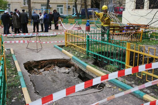 Sinkhole collapse next to residence in Moscow's north