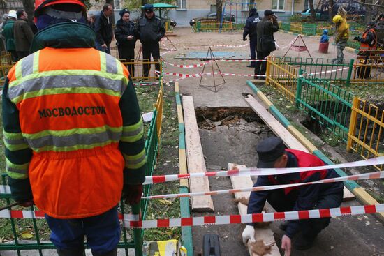Sinkhole collapse next to residence in Moscow's north