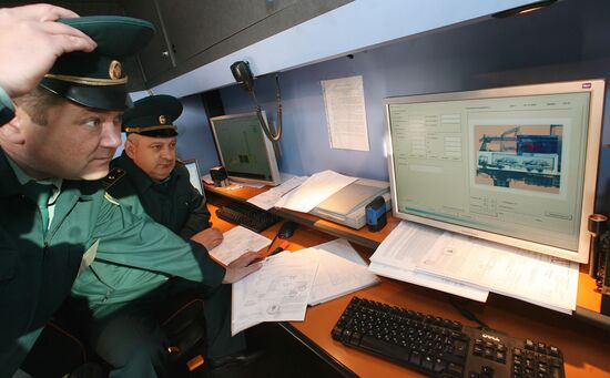 Customs screening of heavy transport