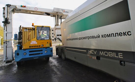 Customs screening of heavy transport