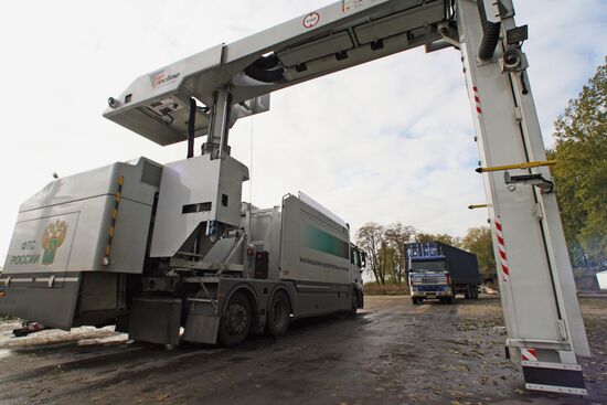 Customs screening of heavy transport