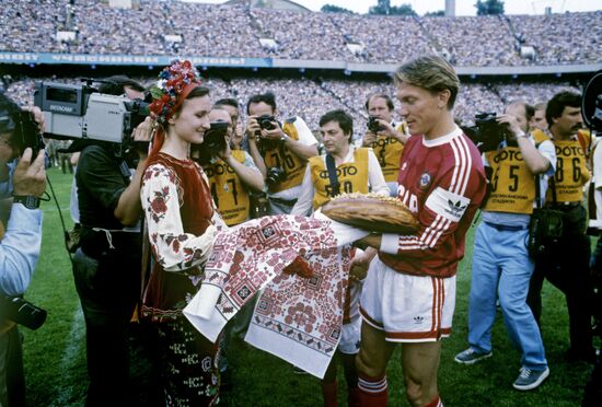 Footballer Oleg Blokhin greeted with bread and salt