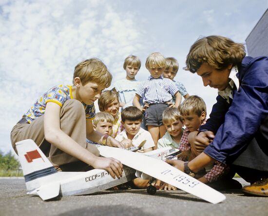 Airplane modeling circle