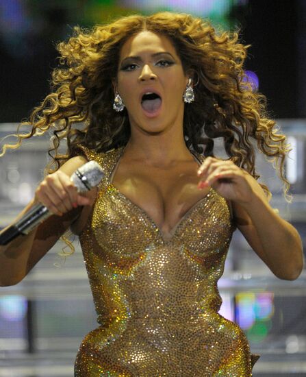 Beyonce gives concert in Moscow