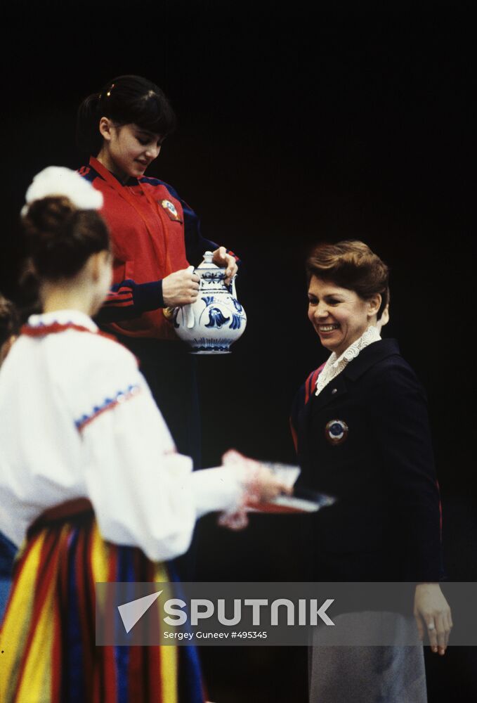 Larisa Latynina presents award to winner of championship