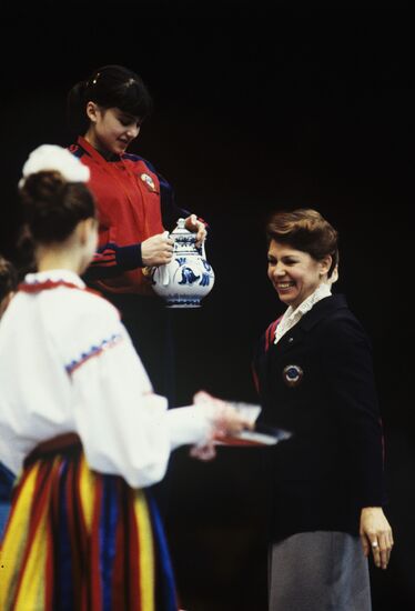 Larisa Latynina presents award to winner of championship