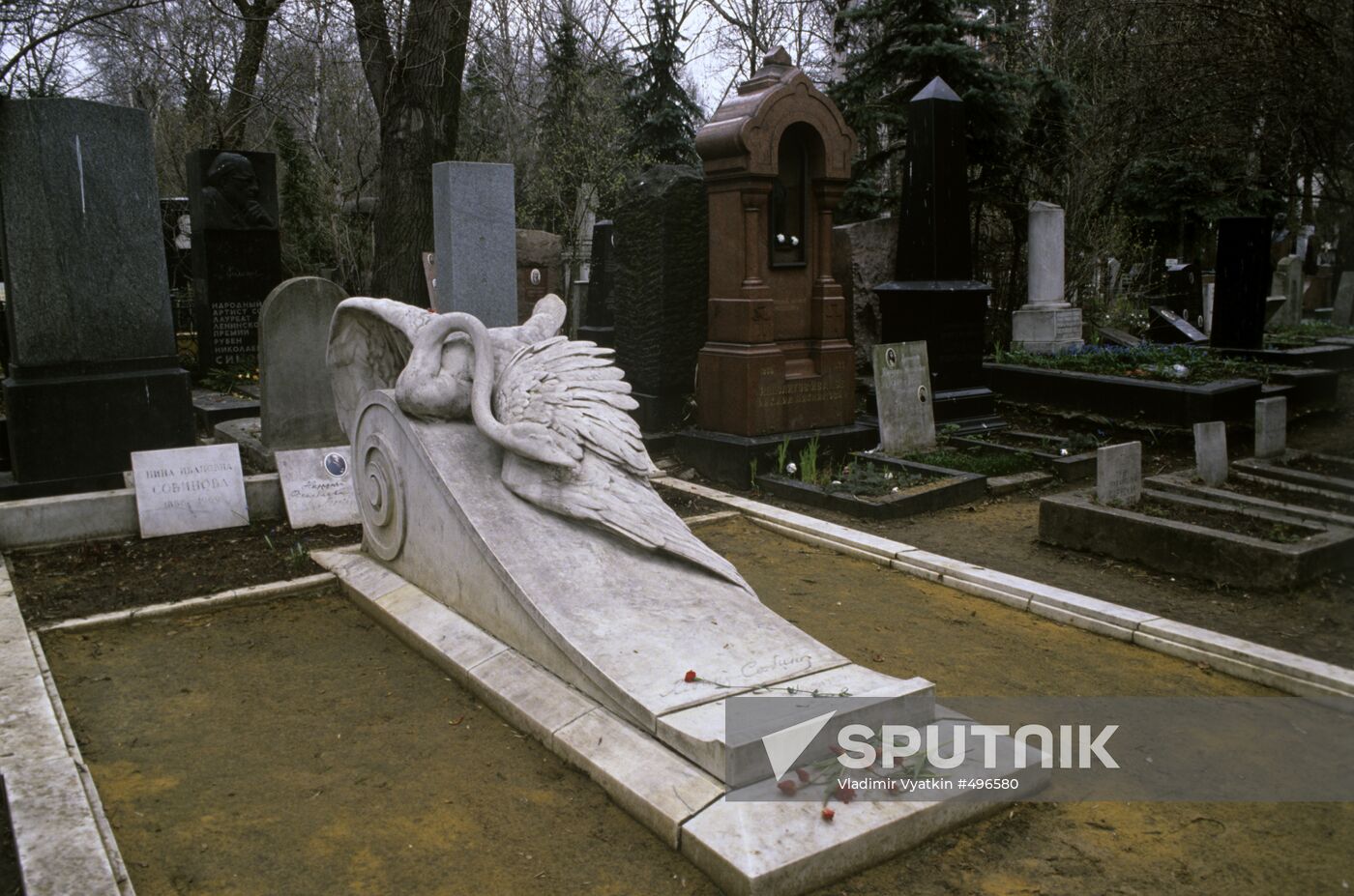Graveside monument to Leonid Sobinov