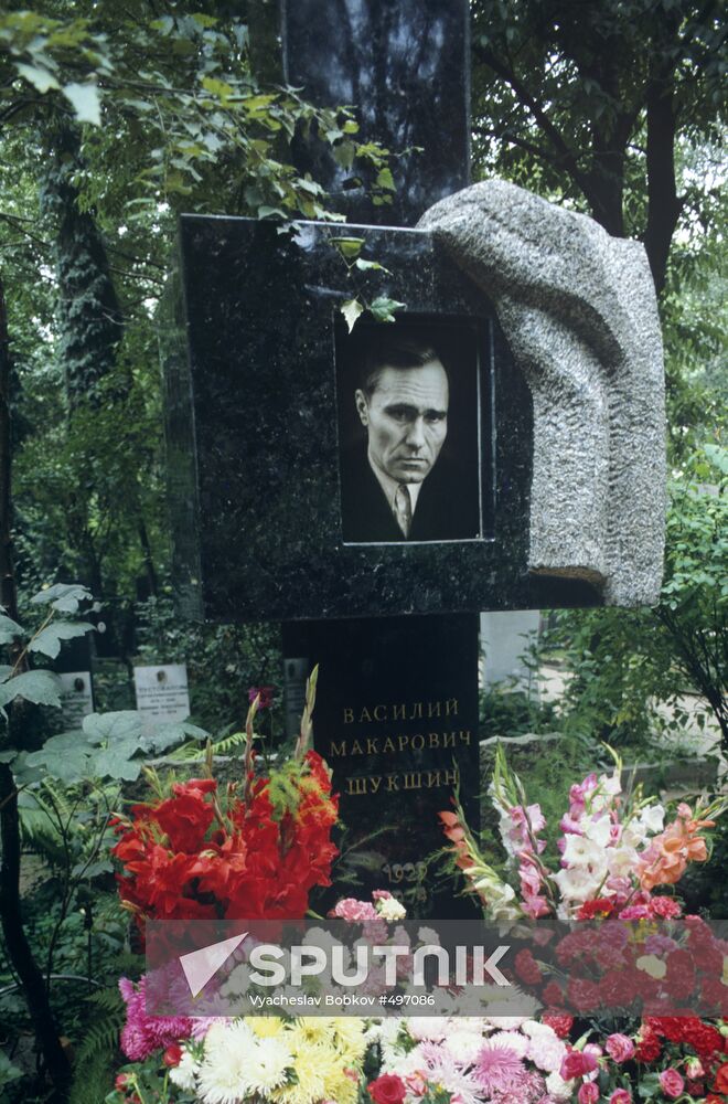 Graveside monument to Mikhail Svetlov
