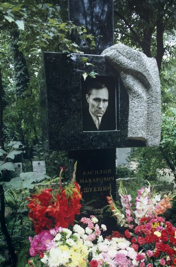 Graveside monument to Mikhail Svetlov
