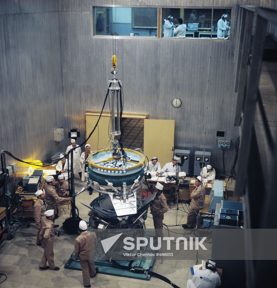 Testing docking device models of space shuttles Soyuz and Apollo