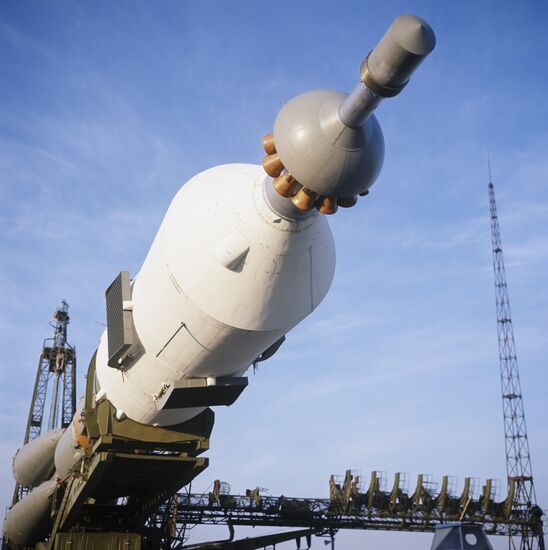 Installation of boost rocket and spaceship Soyuz-9