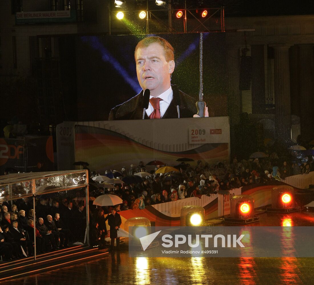 Dmitry Medvedev visits Berlin to mark fall of Berlin Wall