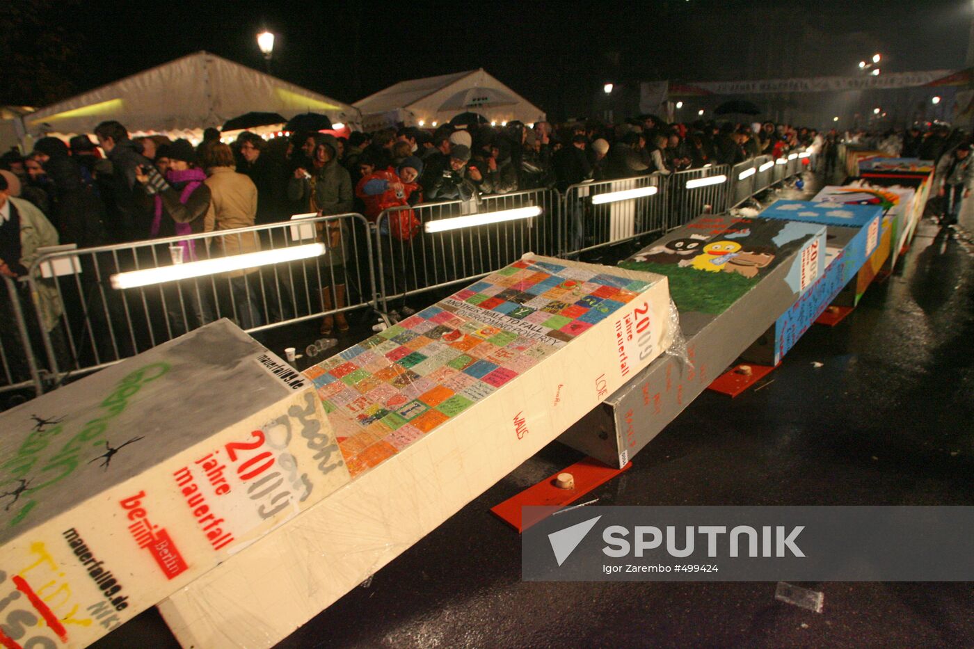 Germany marks 20th anniversary of fall of Berlin Wall