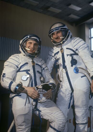 Crew members of spacecraft Soyuz-21