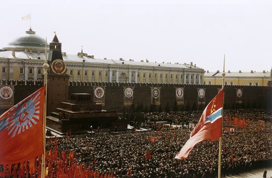 Hero's welcome for Yuri Gagarin on Red Square
