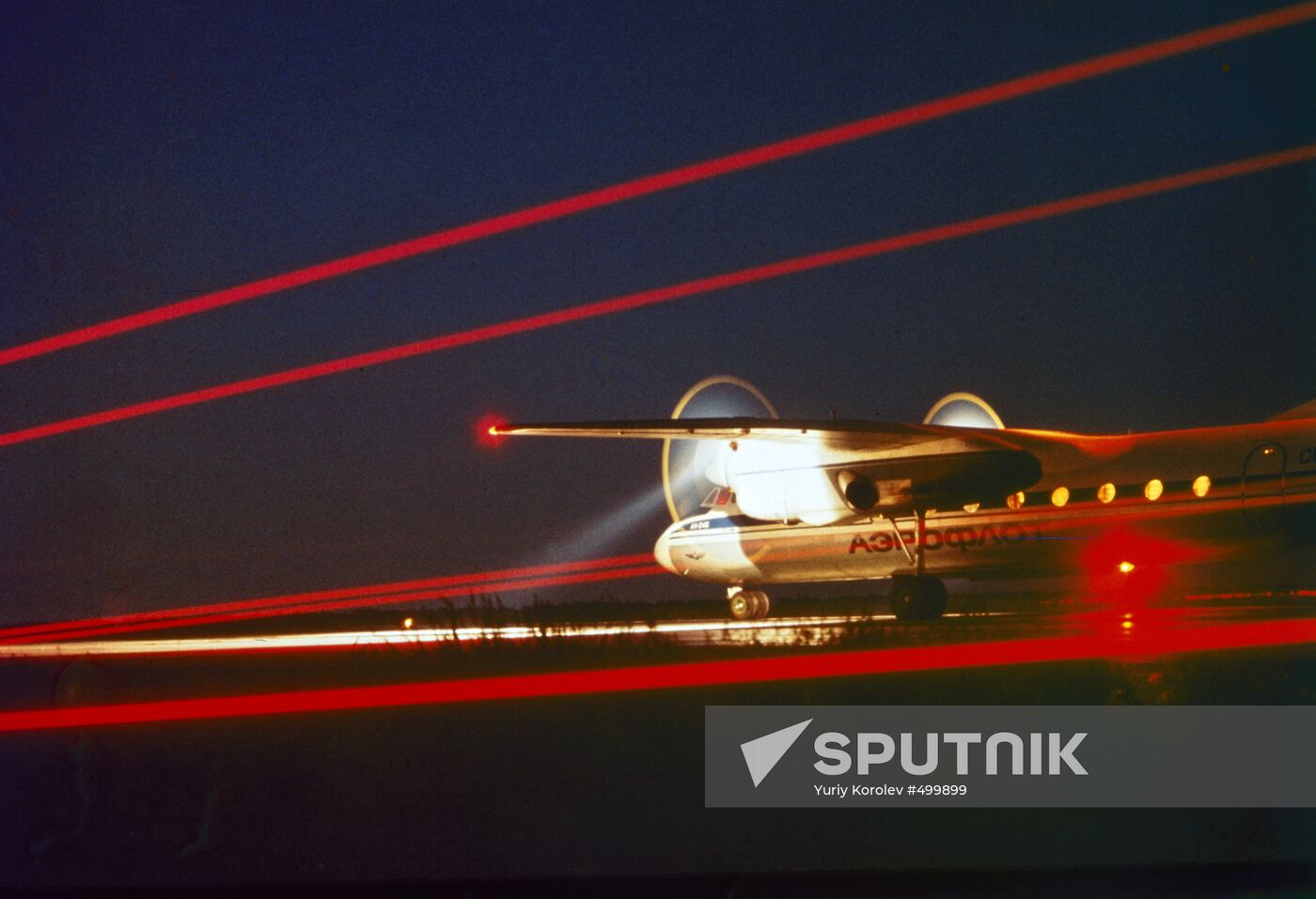 Laser aircraft landing system