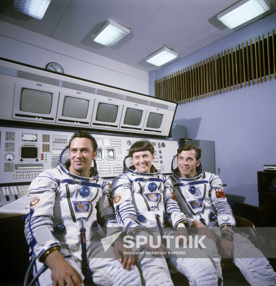 Cosmonauts L.Popov, S.Savitskaya, A.Serebrov