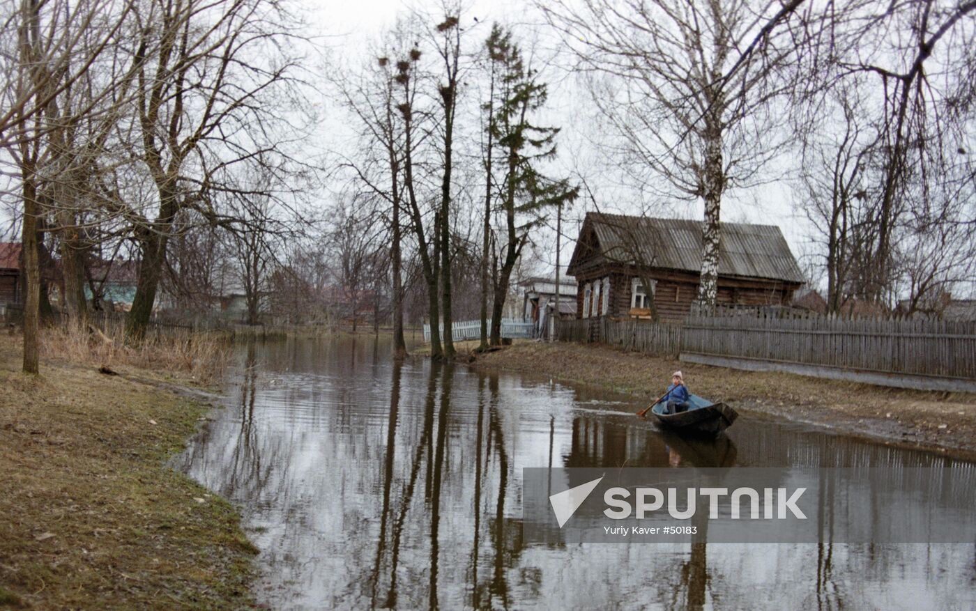 VILLAGE SPRING FLOOD STREET BOAT