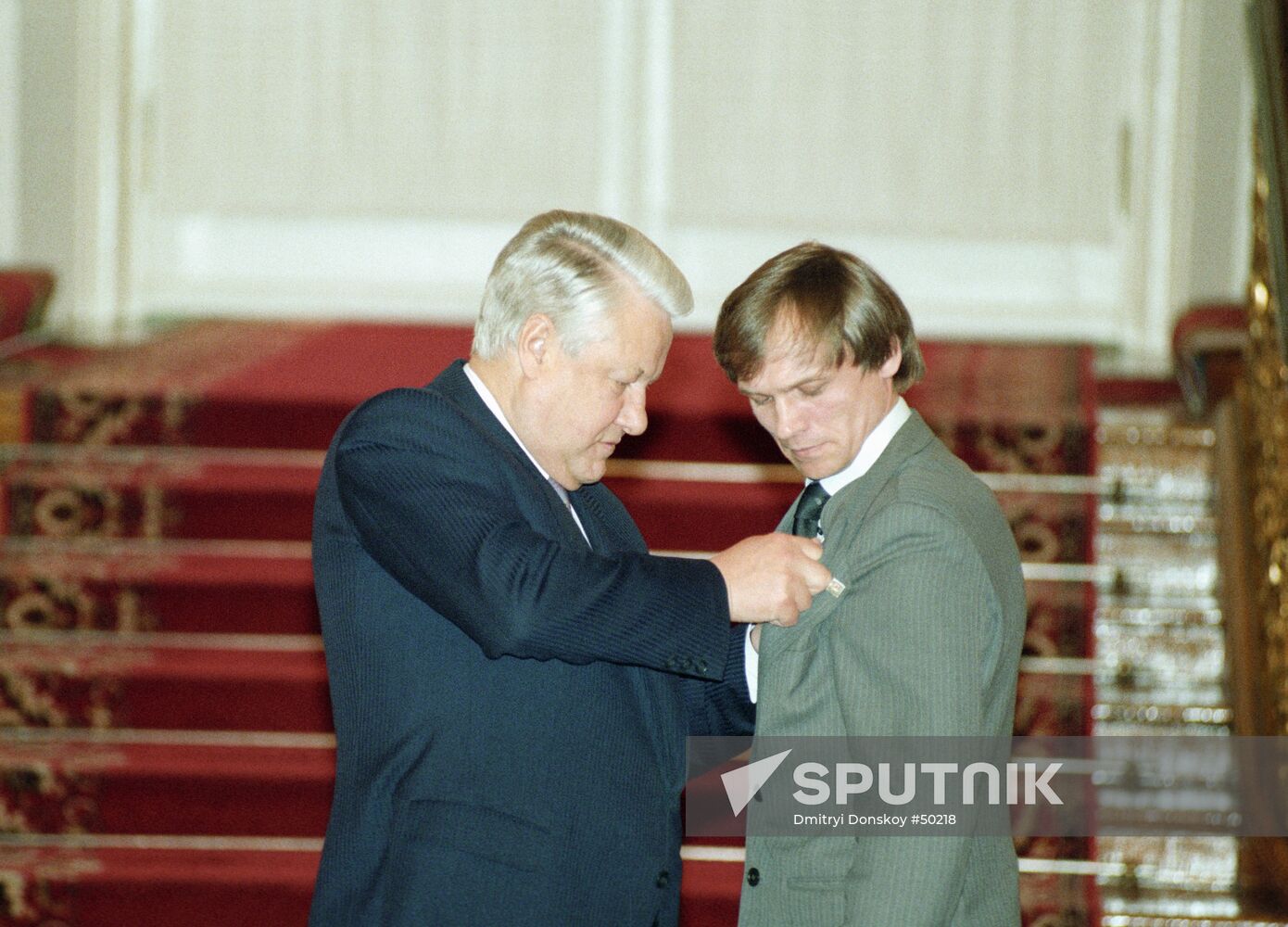 YELTSIN PRESENTATION MEDAL COSMONAUT AVDEYEV