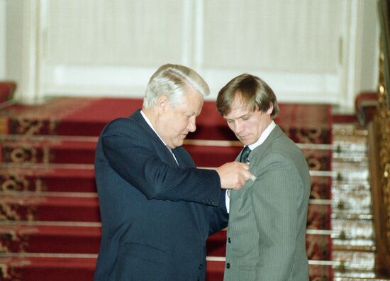 YELTSIN PRESENTATION MEDAL COSMONAUT AVDEYEV