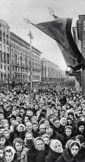 CROWD STALIN FUNERALS