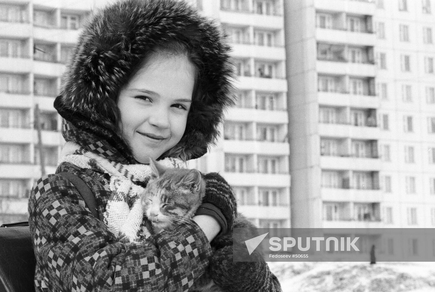 LITTLE GIRL CAT STROLL