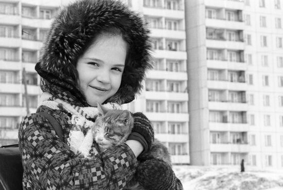 LITTLE GIRL CAT STROLL