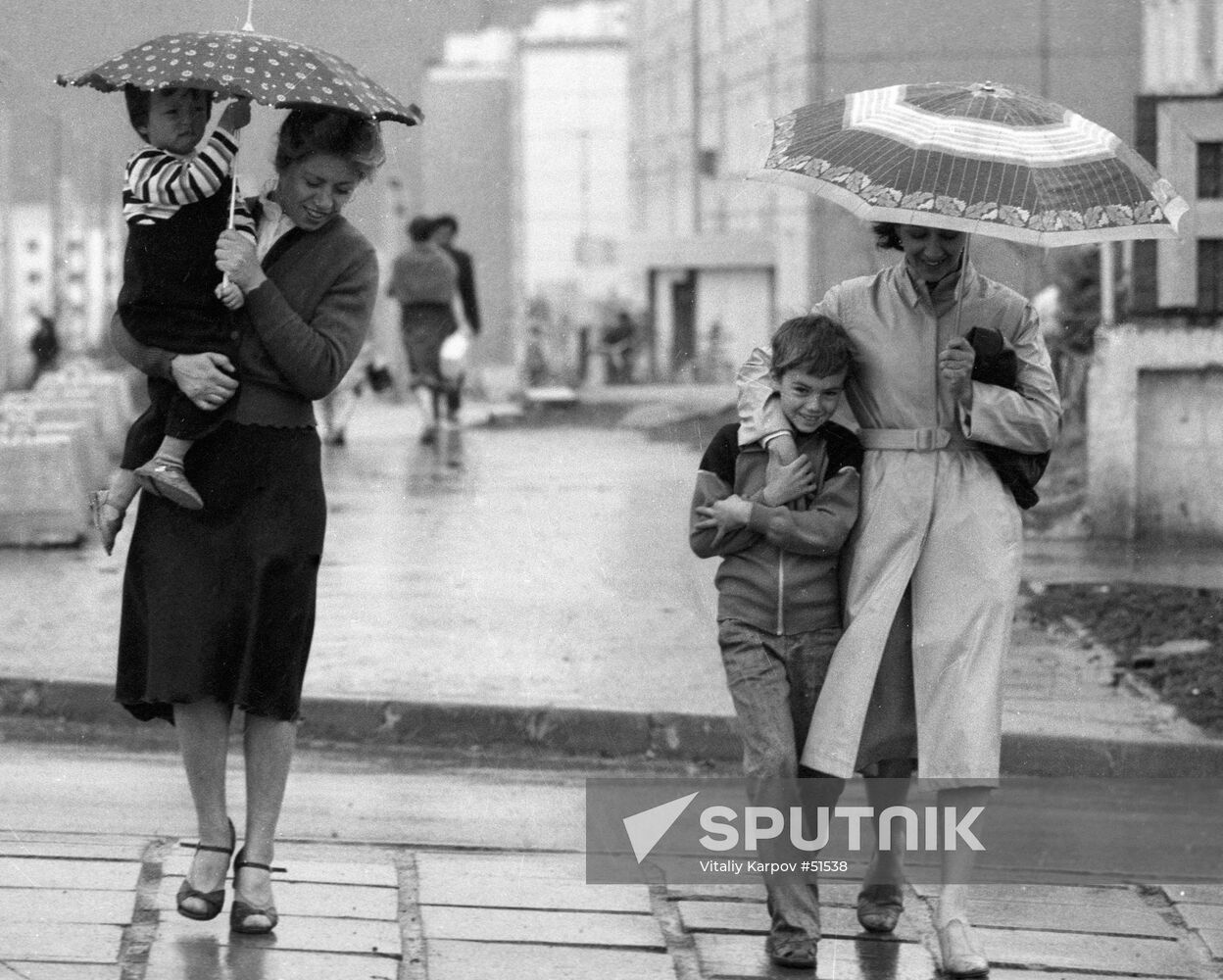 PASSERS-BY STREET CHILDREN