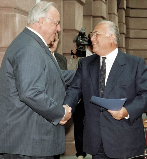 VIKTOR CHERNOMYRDIN HELMUT KOHL