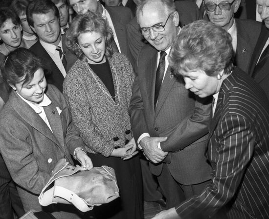 MIKHAIL GORBACHEV RAISA GORBACHEVA YOUTH PALACE 