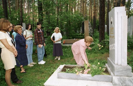 CHURCHYARD NAINA YELTSIN FLOWERS GRAVE