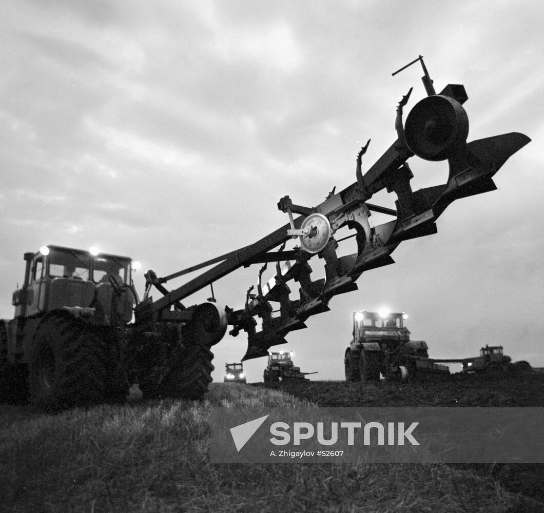 AUTUMN PLOUGHING TRACTORS