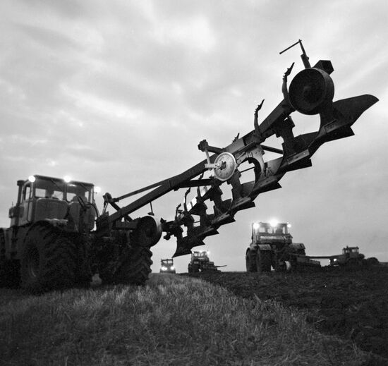 AUTUMN PLOUGHING TRACTORS