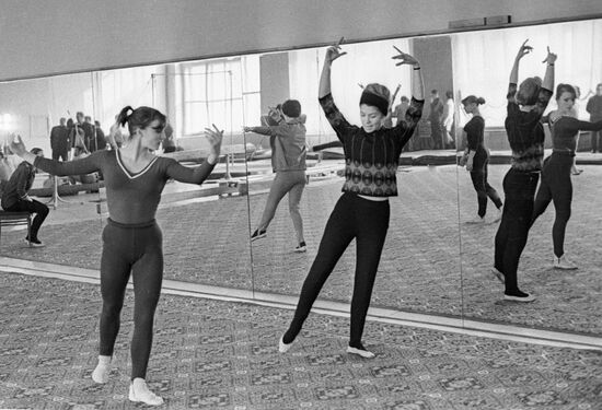 PETRIK LATYNINA GYMNASTICS CLASS