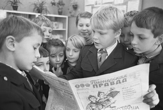 SCHOOLCHILDREN NEWSPAPER PIONERSKAYA PRAVDA