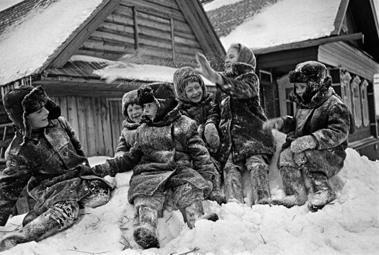 VILLAGE WINTER CHILDREN PLAYING ICEDRIFT 