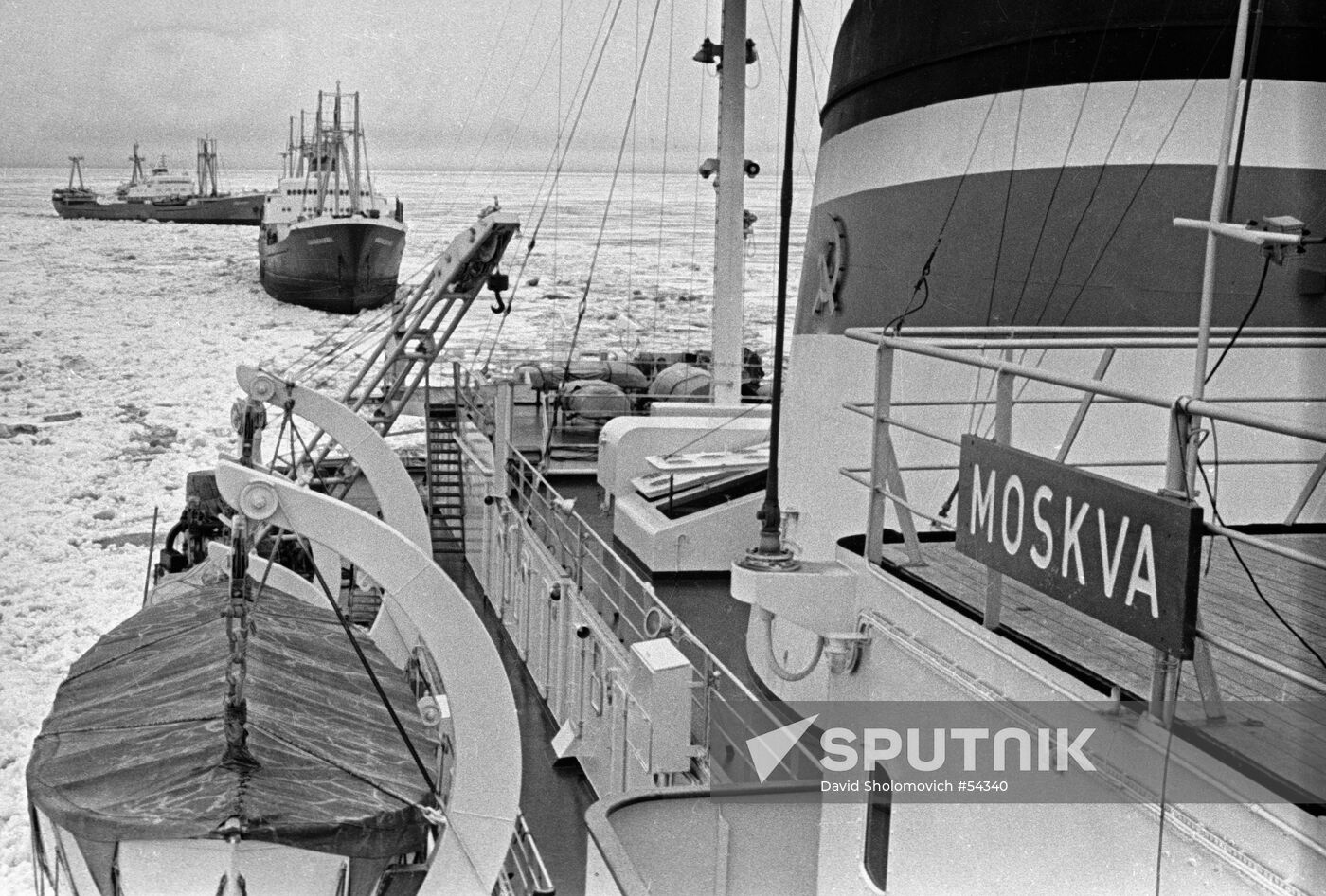 The Moskva iceboat escorts the ship caravan