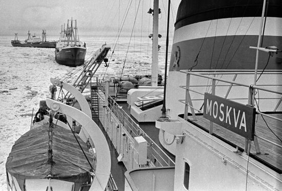 The Moskva iceboat escorts the ship caravan 