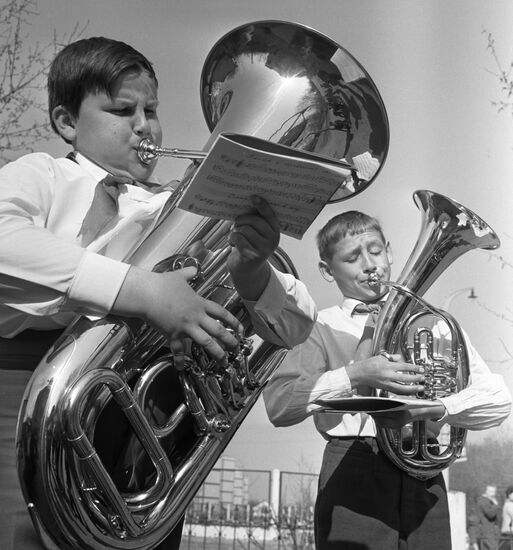 YOUNG PIONEERS TUBA FRENCH HORN MUSIC