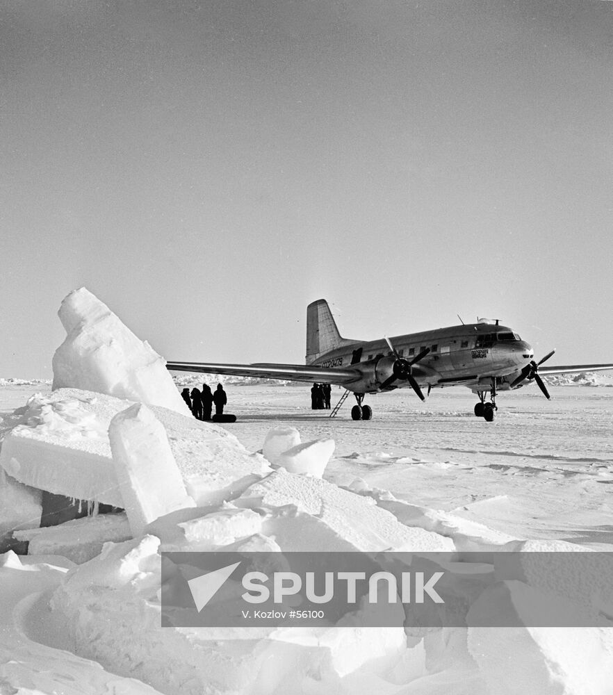 AIRPLANE "NORTH POLE 12" EXPEDITION