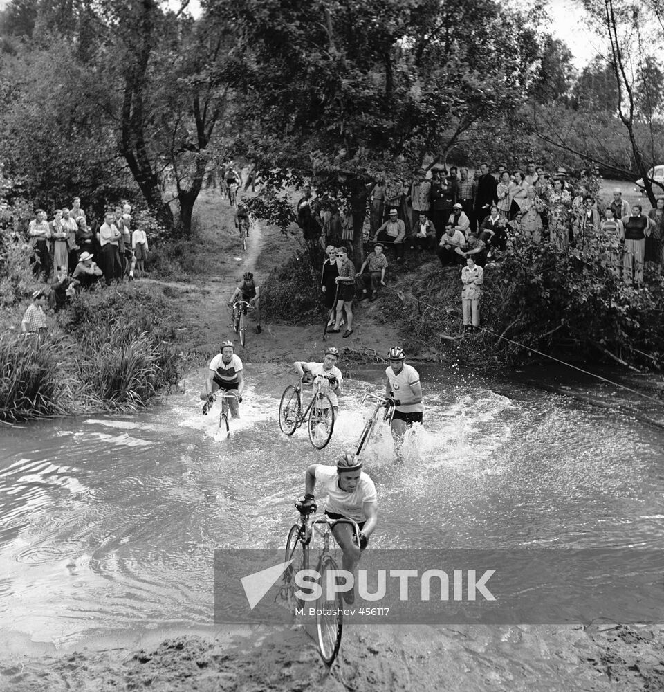 BICYCLE RACE WATER OBSTACLE 