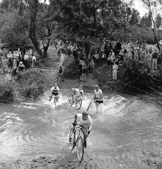 BICYCLE RACE WATER OBSTACLE 