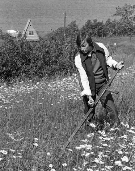 KARPOV CHESS CHAMPION HAYMAKING